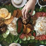 Makan Bajamba: Nilai Luhur yang Terhidang di Atas Daun Pisang!