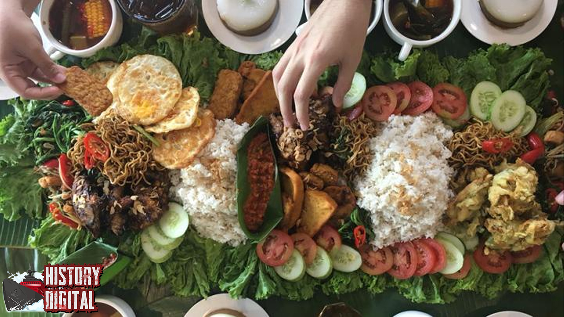 Makan Bajamba: Nilai Luhur yang Terhidang di Atas Daun Pisang!