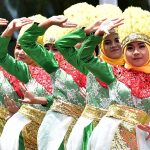 Gerak Anggun di Balik Topeng: Pesona Mistis Tari Danadana!