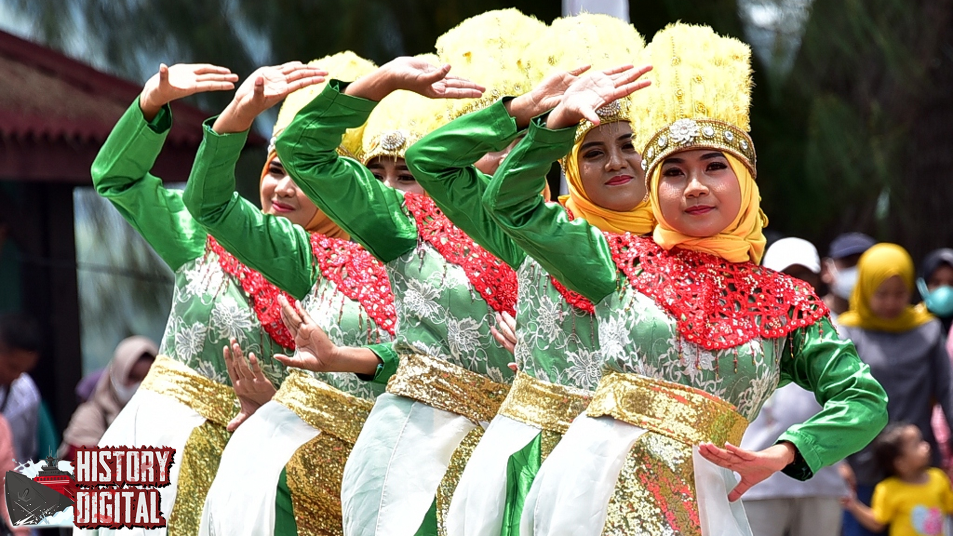 Gerak Anggun di Balik Topeng: Pesona Mistis Tari Danadana!