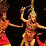 Fokus pada keunikan dan daya tarik utama Tari Mandau Talawang!