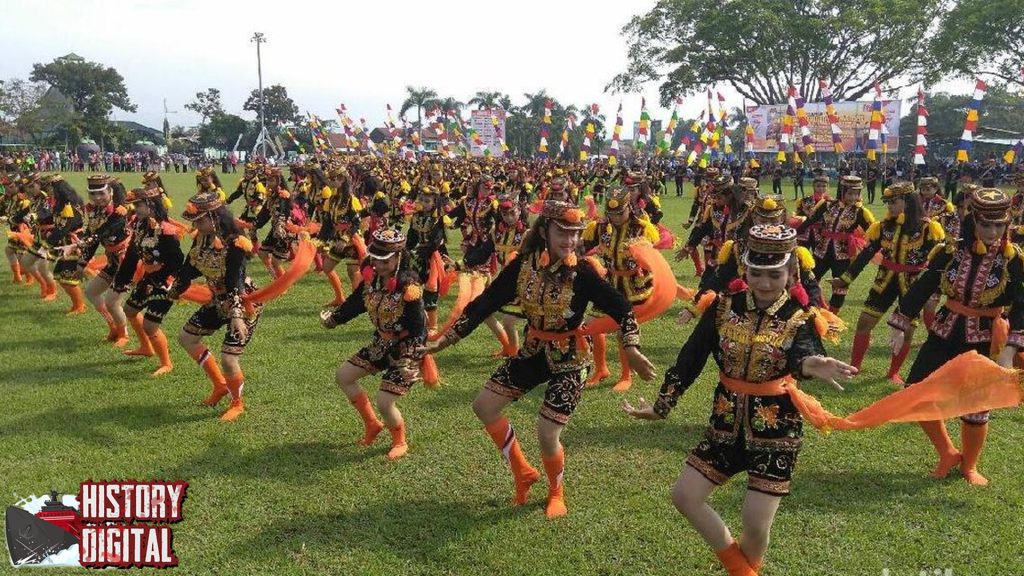 Gerak Dinamis Tari Dolalak: Ekspresi Kegembiraan yang Menular!