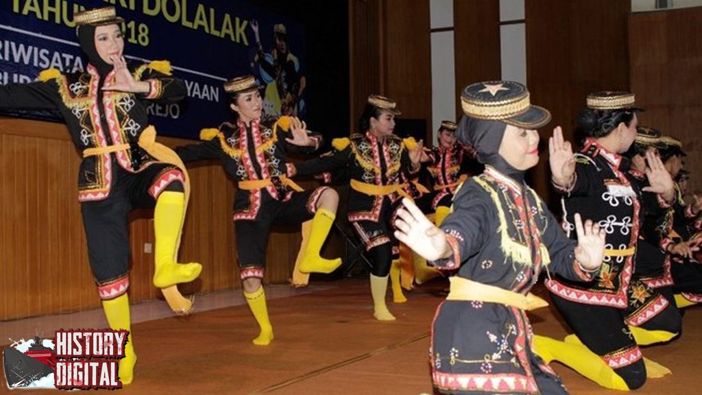Gerak Dinamis Tari Dolalak: Ekspresi Kegembiraan yang Menular!