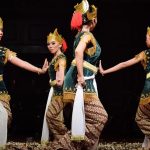 Gerakan Elegan dan Kostum Memukau: Keindahan Tari Serimpi!